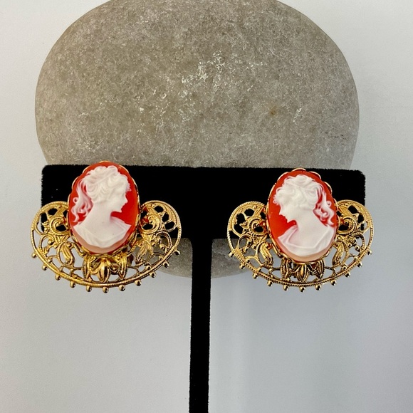 Resin Cameo Earrings, NOS, Gold Filigree Setting, Clip Ons, Victorian, Coquette - Picture 4 of 11